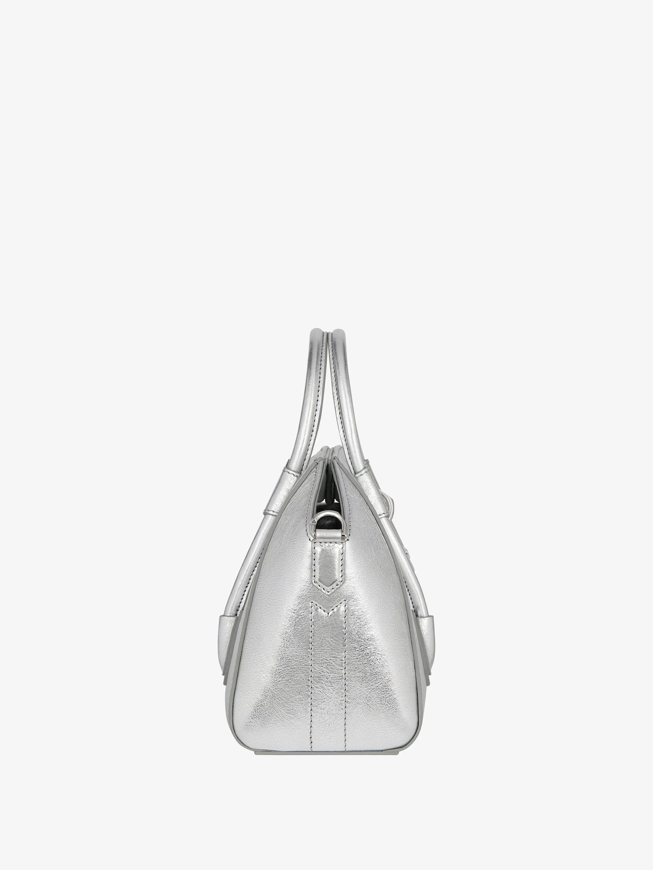 Givenchy Sacs Mini Et Micro>Mini Sac Antigona Lock En Cuir Metallise Gris Argente